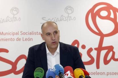 El portavoz del Grupo Municipal Socialista del Ayuntamiento de León y candidato a la Alcaldía, José Antonio Diez, habla sobre la recuperación e impulso de las infraestructuras ferroviarias.