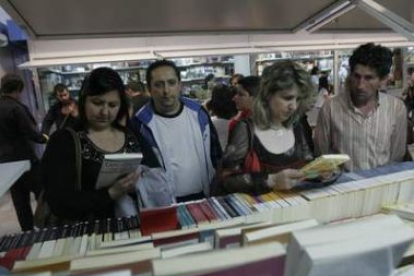 Un grupo de personas selecciona varios libros, ayer en uno de los expositores de Fernando Miranda