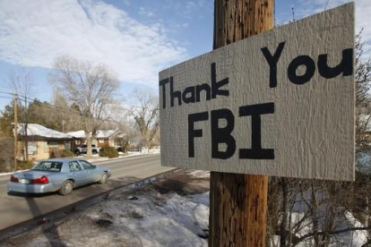 Un letrero colgado cerca del lugar donde se atrincheró el grupo de extrema derecha agradece la acción del FBI.