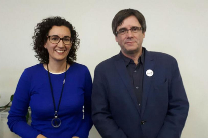 La dirigente de ERC, Marta Rovira, junto al president de la Generalitat cesado, Carles Puigdemont, en Bruselas.