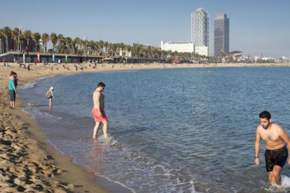 Bañistas en la playa de la Barceloneta el pasado noviembre.