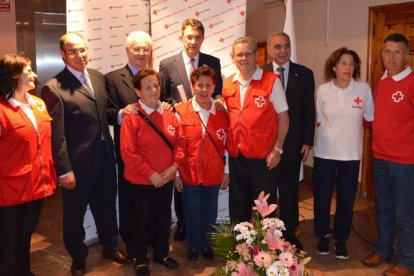Juan Martínez Majo en el momento de recibir ayer la Medalla de Plata de Cruz Roja.