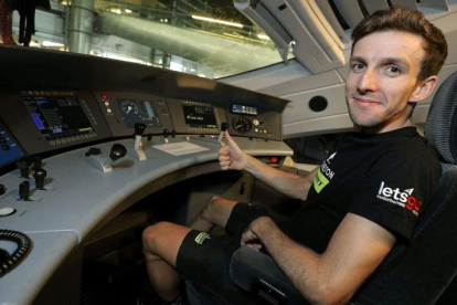Simon Yates, en la cabina del maquinista del tren AVE que este domingo condujo a los ciclistas de la Vuelta desde Lleida a Madrid.