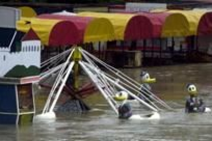 Un parque bajo las aguas desbordadas del río Danubio en la capital de la República Checa, Bratislava