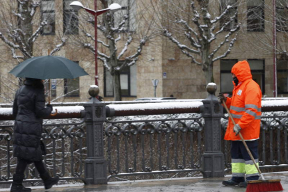 Personal del servicio de limpieza retira nieve de una calle de León, en una imagen de archivo
