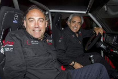 Felipe Llamazares y Ramón Villa, en el interior del Volkswagen Golf MK1 con el que correrán.