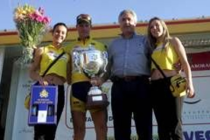 Enrique Salgueiro recibió el trofeo de Arturo Báscones, de la Diputación