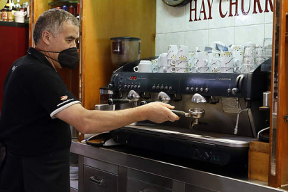 Imagen cotidiana en la hostelería sobre el manejo de la máquina del café, en una cafetería leonesa. MARCIANO PÉREZ