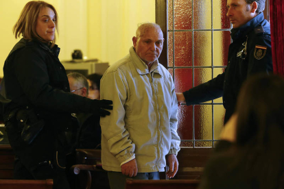 El condenado mira hacia la novia de su hijo tras haber escruchado el veredicto de culpabilidad