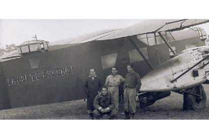 Parte de la tripulación del Potez 540 con el piloto leonés pocos días antes de ser derribado. ÍCARO Y ARCHIVO