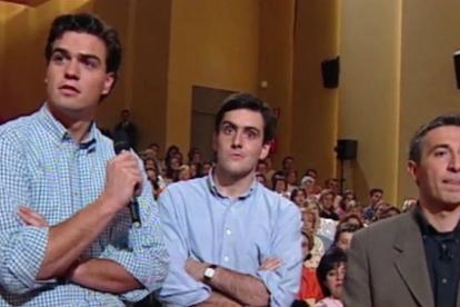 Pedro Sánchez, micrófono en mano, interviene en el programa Moros y Cristianos, que presentaba Xavier Sardà (derecha), en 1997.