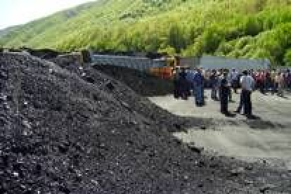 Los trabajadores bascularon el carbón de los camiones como protesta