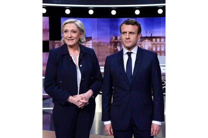 Le Pen y Macron, antes del debate televisado del 3 de mayo. ERIC FEFERBERG