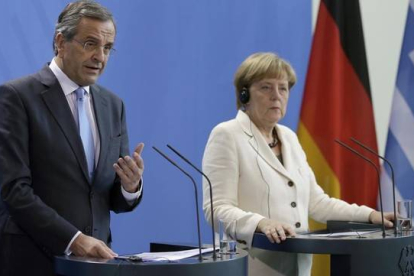 Samaras (izquierda) y Merkel, en su rueda de prensa conjunta, en Berlín, este martes.