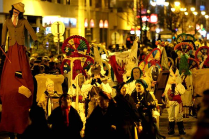 La representación de Velilla, la más numerosa, encabezó la marcha de los antruejos por las calles de León con sus guirrios y toros, sus personajes de saco y de osamentas. Foto: Marciano.