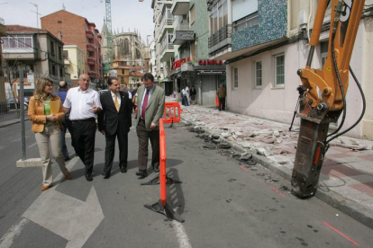 El entonces alcalde, Mario Amilivia, visita la avenida al comienzo de las obras de reurbanización. NORBERTO