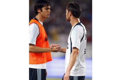 Kaká (i) y Xabi Alonso se presentan hoy ante su afición.