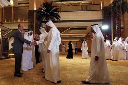 El rey Juan Carlos saluda a los asistentes al foro empresarial hispano-emiratí en Abu Dhabi.