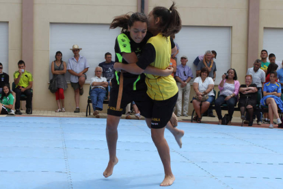 Las gemelas Edili y Paula García, luchadoras de Puente Almuhey, dos valores de luche en la disciplina del Club San Guillermo.