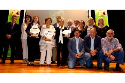 Las premiadas, con las autoridades provinciales y locales, durante el acto que se celebró ayer en la casa de cultura de Valencia de Don Juan. MARCIANO