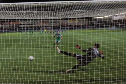 Urko Vera logra el gol decisivo al marcar el último penalti de la tanda entre la Deportiva y el Huesca.