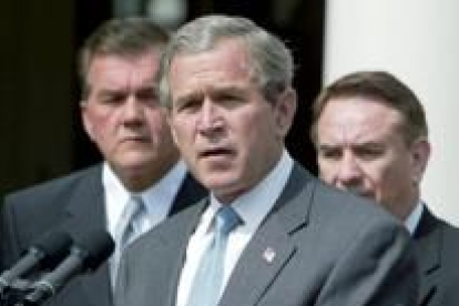 El presidente Bush realizando unas declaraciones tras firmar la nueva legislación antiterrorista