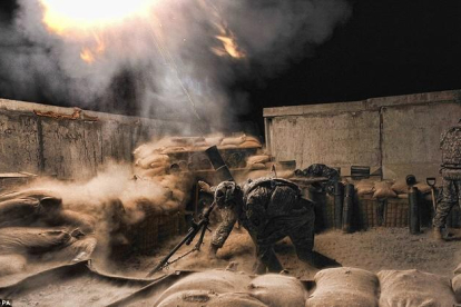 Un soldado del regimiento 502 de EEUU dispara un proyectil en apoyo de fuerzas británicas durante la Operación Hamkari en Afganistán.