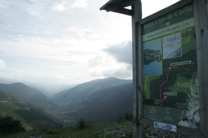 En la imagen se ve una de las pocas señales de la Reserva de la Biosfera de los Ancares. ANA F. BARREDO