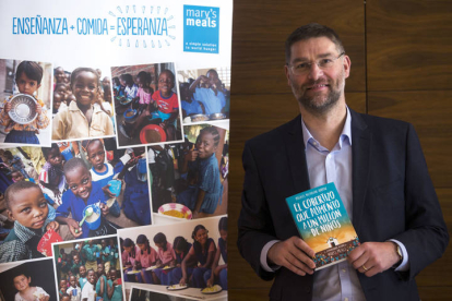 Magnus MacFarlane-Barrow, escritor británico y fundador de la ONG Mar's Meals, dedicada a ofrecer comida diaria a niños durante el curso escolar en algunos de los países más pobres del mundo. QUIQUE GARCIA
