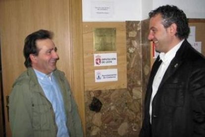 Javier Martínez y Nicanor Sen, tras la colocación del logotipo de la Diputación en la escuela de mús