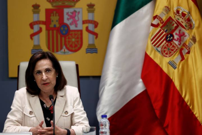 La ministra de Defensa española, Margarita Robles (i), se reúne este lunes con el Ministro de Defensa de la República Italiana, Lorenzo Guerini. MARISCAL