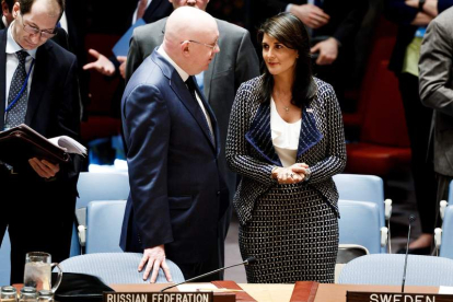 El embajador ruso ante la ONU, Nebenzia, conversa con la representante de EE UU, Haley. JUSTIN LANE