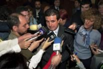 El ministro de Medio Ambiente, Jaume Matas, rodeado de periodistas, estará el martes en Villadepalos