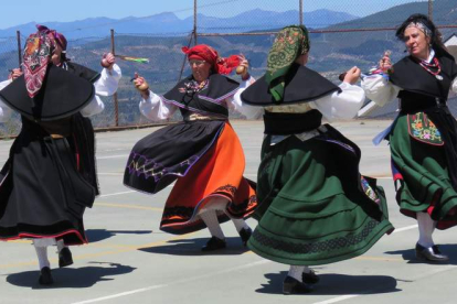 Un grupo de mujeres baila en honor a Santiago Apóstol en Turienzo Castañero. CEBRONES