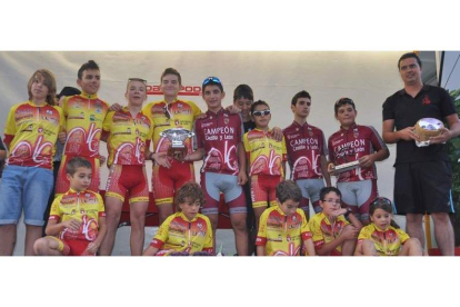Foto de familia del Club Ciclista León que firmó una sobresaliente actuación en el autonómico.
