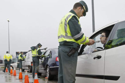 Agentes de la Guardia Civil, en un operativo de control de consumo de alcohol al volante. BALLESTEROS