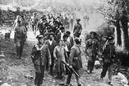 Arriba, guardias civiles con mineros y mujeres presos en Brañosera (Palencia).