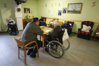 La iniciativa pretende que no haya personas mayores solas en Navidad