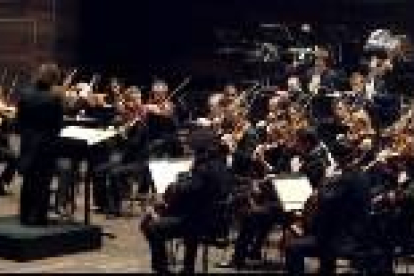 Serebrier dirigiendo a la Sinfónica de Barcelona en el Auditorio de León