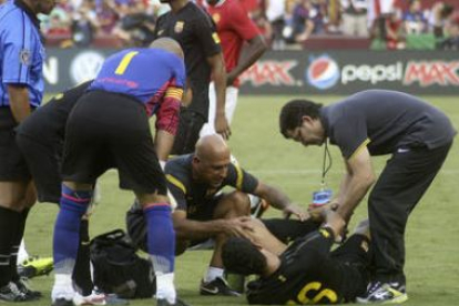 Sergio Busquets es atendido después de una acción en el partido contra el Manchester United.