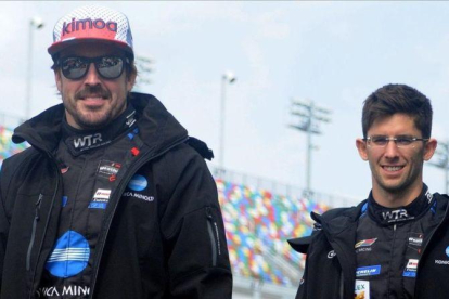 Fernando Alonso y su compañero en Cadillac, Jordan Taylor, antes de empezar las 24 Horas de Daytona.