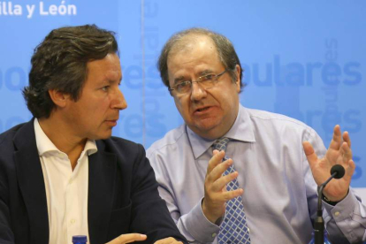 Juan Vicente Herrera conversa con Carlos Floriano durante el Comité Ejecutivo.