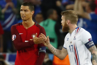 Cristiano Ronaldo saluda de mala gana a Gunnarsson tras el Portugal-Islandia disputado en Saint Etienne.