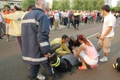 En la extinción participaron un centenar de personas; en la imagen un bombero recibiendo asistencia