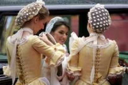 Las damas de honor ayudan a Letizia a subir al coche el día de su boda