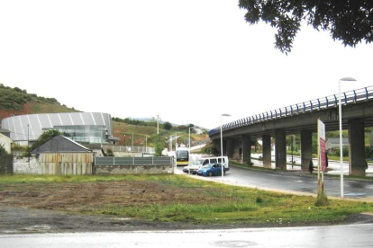 Terrenos de la estación, junto al viaducto de la N-VI.