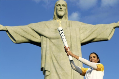 La exjugadora de voleibol brasileña Isabel Barroso, con la antorcha ante el Cristo Redentor de Corcovado.