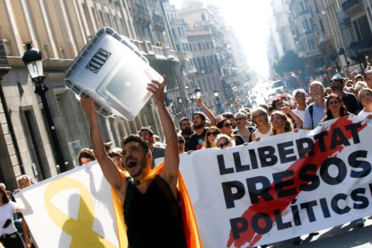 Imagen de una de las manifestaciones que se desarrollan en estos momentos en Barcelona. QUIQUE GARCÍA