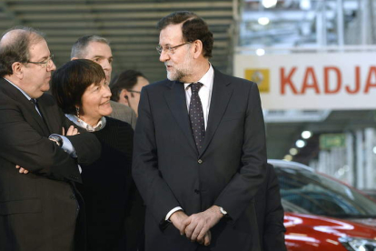 Juan Vicente Herrera y Mariano Rajoy, ayer, en las instalaciones que Renault tiene en la localidad palentina de Villamuriel de Cerrato.