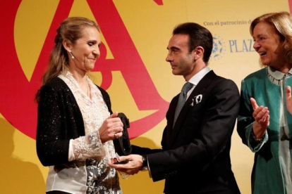 El torero Enrique Ponce entrega el premio a la infanta Elena, este martes en Madrid.